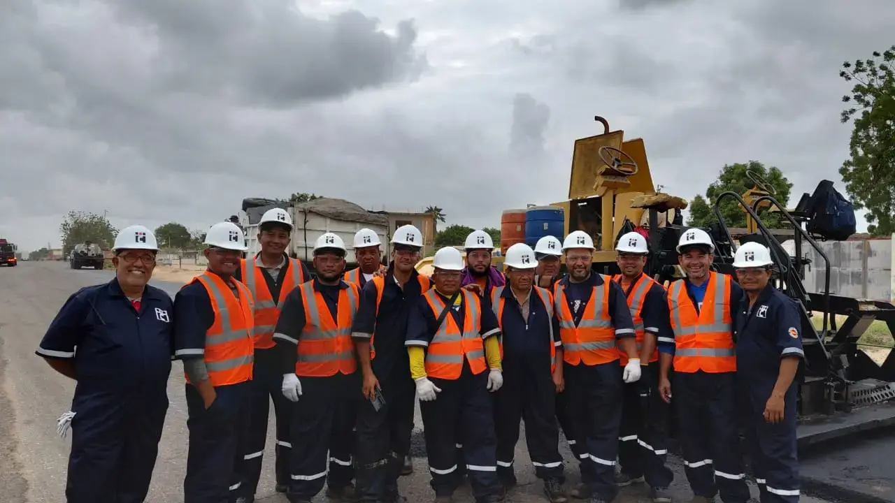 Cuadrilla de Camelot con casco y chaleco reflectivo junto a la terminadora