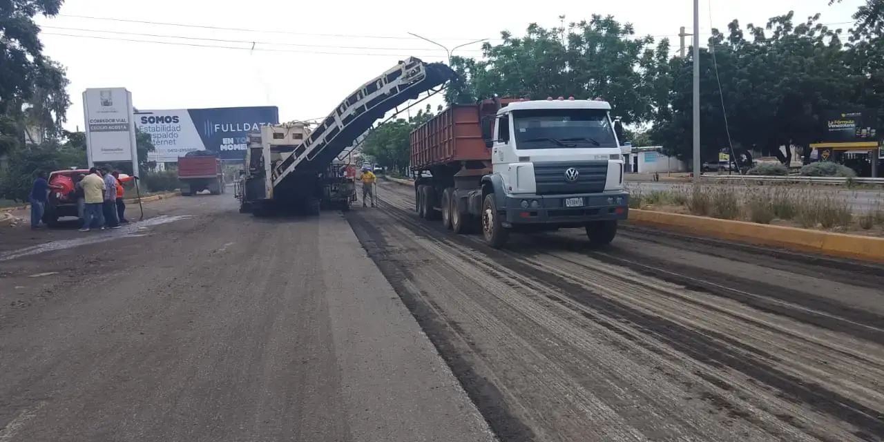 Fresadora retirando la carpeta y cargando a volqueta