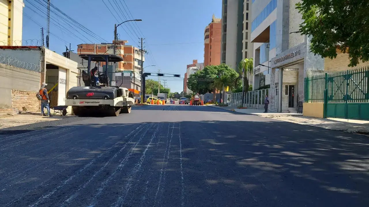Calle urbana con carpeta asfáltica nueva